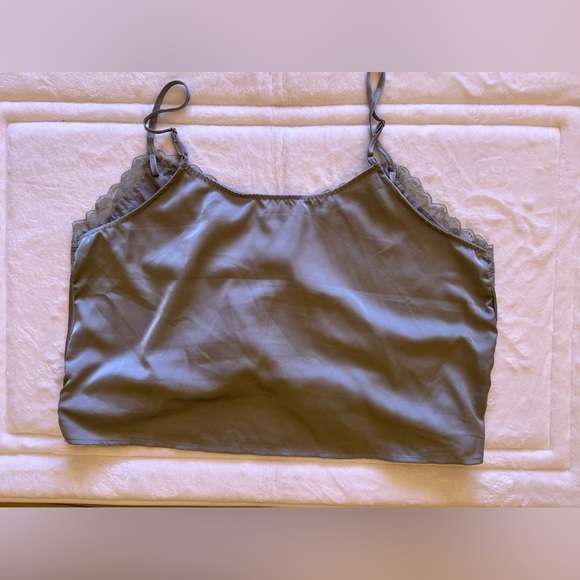 And NOW This crop to cami gray sleeveless with a pleat design on the front XL - Picture 15 of 16